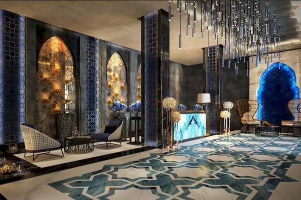 Innenansicht der Lobby des Rixos Premium Saadiyat Island Hotels mit blauen und weißen geometrischen Mustern.