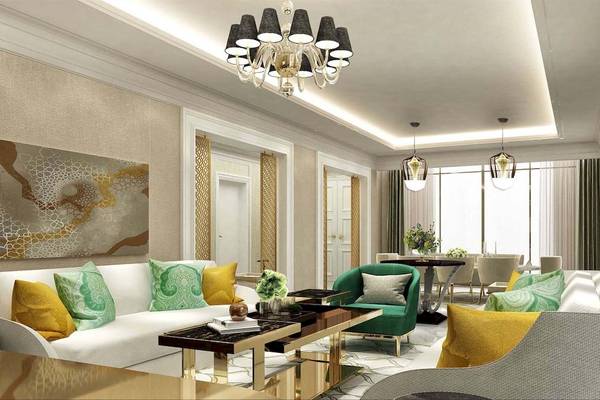 Innenansicht des Hotellobbys des Rixos Premium Saadiyat Island mit modernen Möbeln und Kunstwerken.