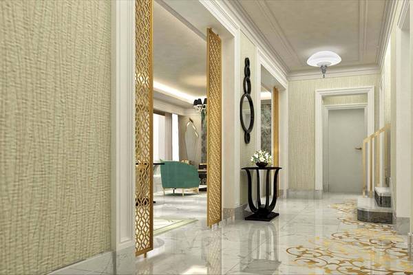 Eingangsbereich des Rixos Premium Saadiyat Island Hotels mit Marmorboden und goldenen Mustern.
