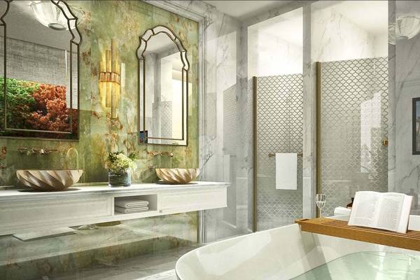 Luxuriöses Badezimmer im Rixos Premium Saadiyat Island Hotel mit Marmorwänden, zwei Waschbecken, Badewanne und Glasdusche.