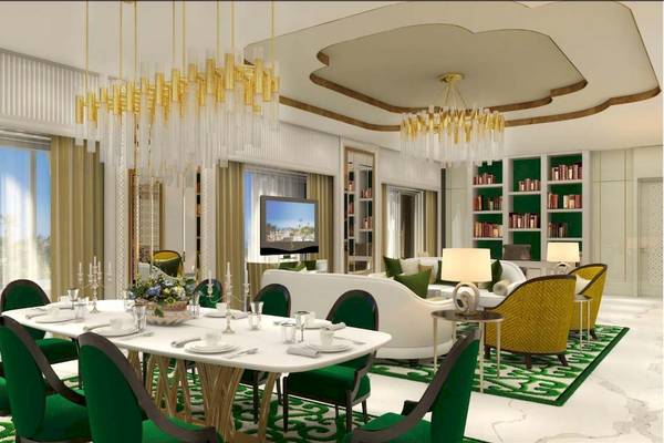Innenbereich des Rixos Premium Saadiyat Island Hotels mit Esstisch und grünen Stühlen.