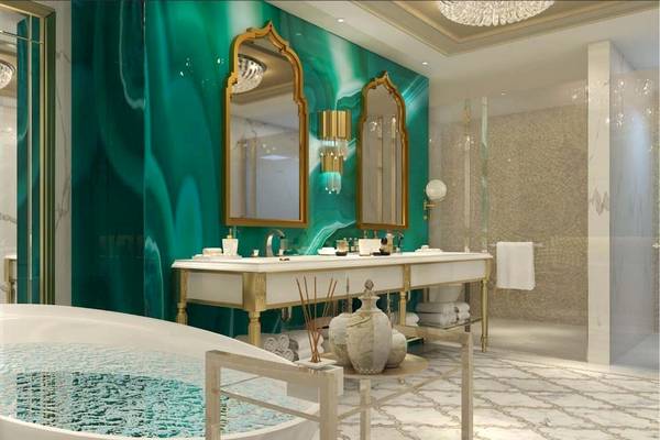 Luxuriöses Badezimmer im Rixos Premium Saadiyat Island Hotel mit grünen Wänden, goldenen Akzenten und einem großen Badewannenbereich.