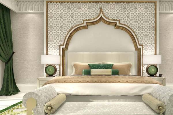 Schlafzimmer im Rixos Premium Saadiyat Island Hotel mit goldenem Kopfteil und grünen Vorhängen