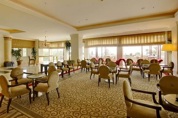 Loungebereich im Sealife Buket Resort & Spa mit vielen Sesseln und Tischen.