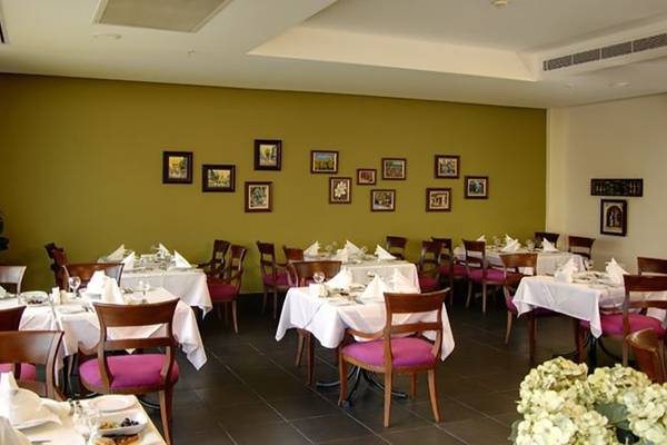 Innenbereich des Sealife Buket Resort & Spa Restaurant mit gedeckten Tischen und kunstvollen Wanddekorationen.