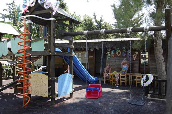 Kinderspielplatz im Sealife Buket Resort & Spa mit Rutsche und Schaukeln.