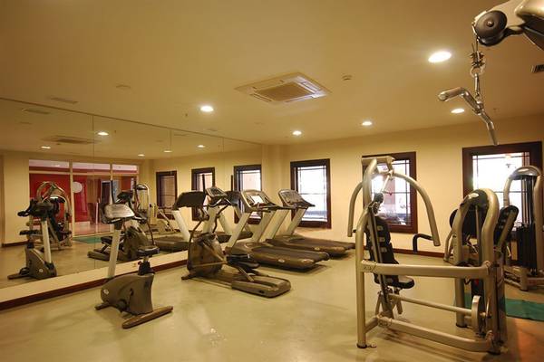 Fitnessstudio im Sealife Buket Resort & Spa mit mehreren Laufbändern und Spinnrädern.