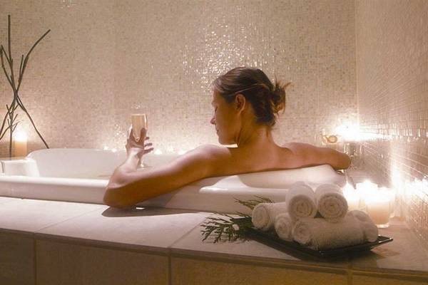 Frau genießt ein Glas Wein im Whirlpool im Sealife Buket Resort & Spa