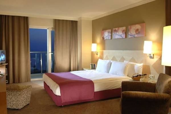 Hotelzimmer im Sealife Buket Resort & Spa mit Bett, Balkon und modernen Möbeln.