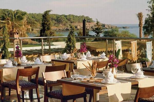 Außenterrassen-Restaurant des Sealife Buket Resort & Spa mit Blick auf das Meer und die Landschaft.