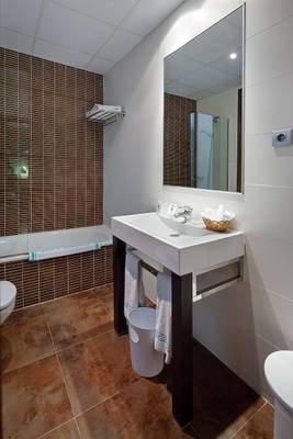 Badezimmer im Gargallo Rialto Hotel mit Badewanne, Waschbecken und Toilette