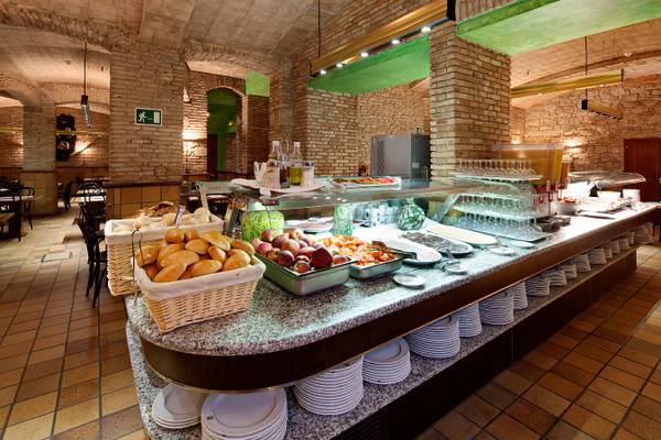 Frühstücksbuffet des Gargallo Rialto Hotels mit Brot, Obst und Getränken.