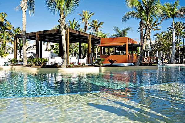 Außenpoolbereich des Gran Canaria Princess Hotels mit Cabana und Palmen.