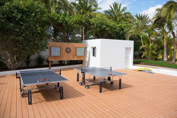 Zwei Tischtennistische auf der Terrasse des Gran Canaria Princess Hotels.