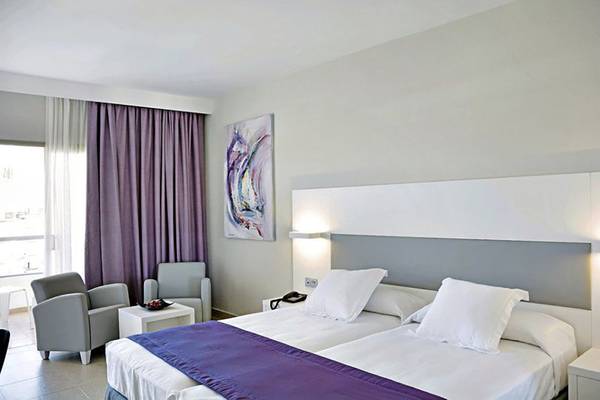 Doppelzimmer im Gran Canaria Princess Hotel mit zwei Betten, weißen Kissen und einem Gemälde an der Wand.