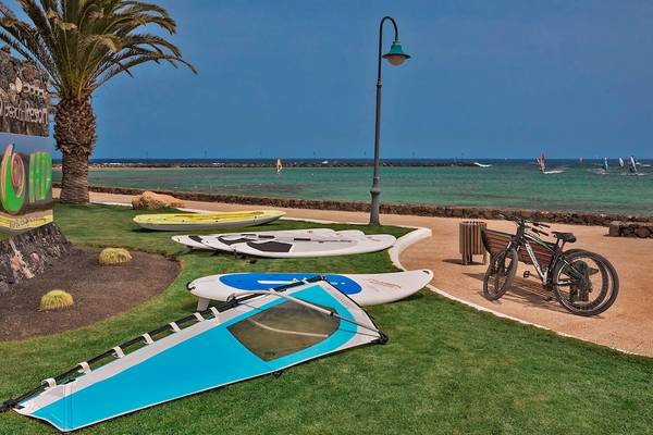 HD Beach Resort mit Fahrrädern und Segelbooten am Strand