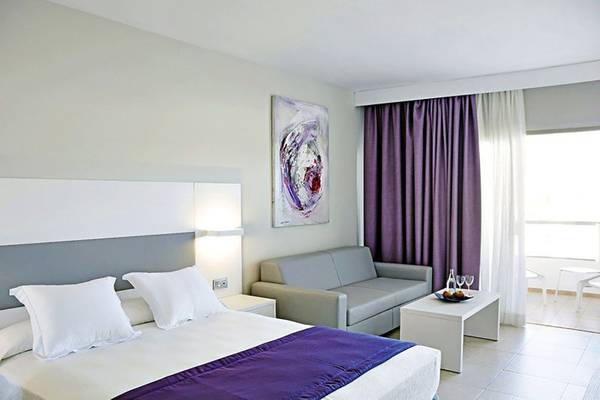 Hotelzimmer im Gran Canaria Princess mit Bett, Sofa und Tisch.