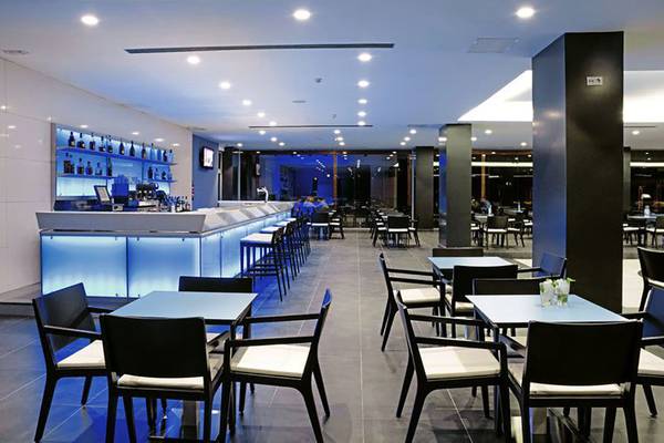 Innenbereich des Gran Canaria Princess Hotels mit Bar und Tischen.