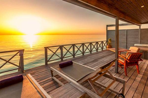 Sonnenuntergang auf der Terrasse des Komandoo Island Resorts & Spa mit Blick auf das Meer.