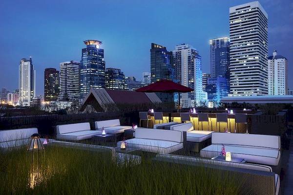 Dachterrasse des Mövenpick Hotels Sukhumvit 15 Bangkok mit Blick auf die Stadt