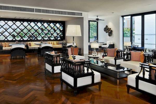 Innenbereich des Mövenpick Hotel Sukhumvit 15 Bangkok mit Holzböden und modernen Möbeln.