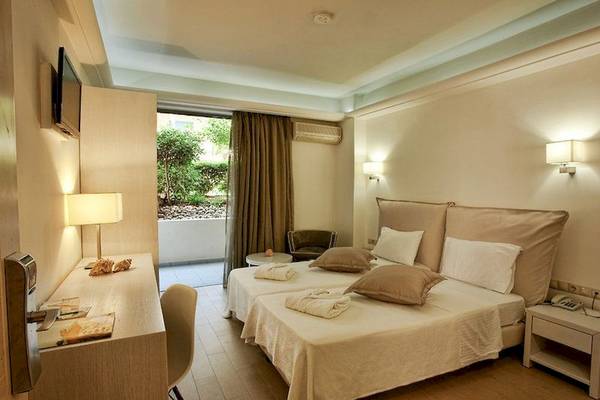 Zweibettzimmer im Sentido Pearl Beach Hotel mit Balkon, Schreibtisch und Fernseher.