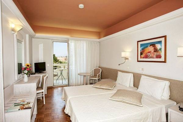 Hotelzimmer im Sentido Pearl Beach mit zwei Betten, Balkon und Inneneinrichtung.
