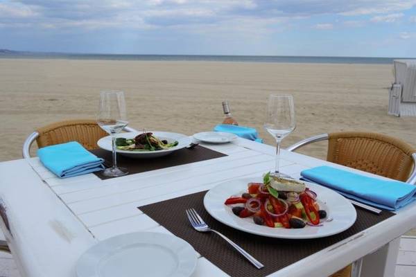 Kaliopa Hotel Tisch am Strand mit Tellern, Gläsern und Servietten