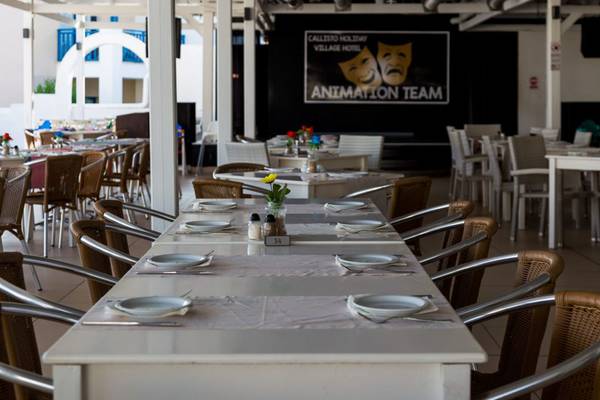 Restaurant des Callisto Holiday Village mit Animationsteam-Schild an der Wand.