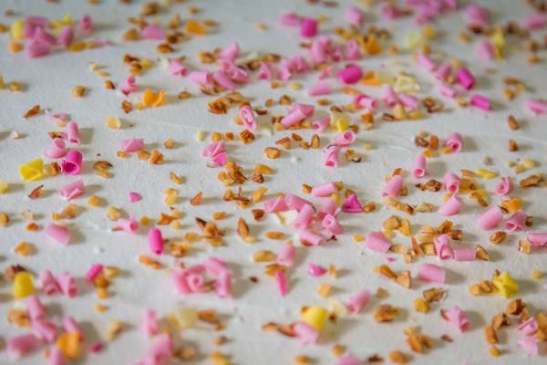 Geburtstagsdekoration mit rosa und gelben Konfetti auf einer weißen Unterlage im Callisto Holiday Village.