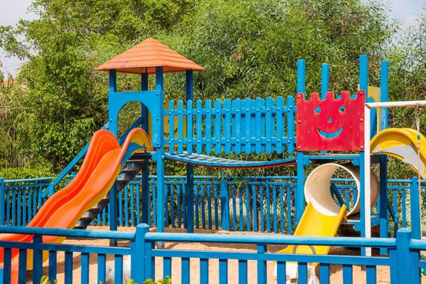 Kinderspielplatz im Callisto Holiday Village mit Rutschen und Spielturm.