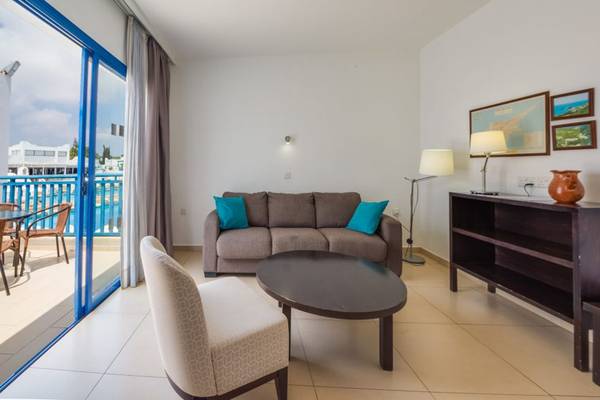 Wohnzimmer im Callisto Holiday Village mit Blick auf den Pool.