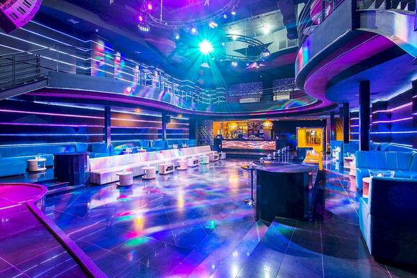 Innenbereich einer Disco im Sunscape Coco Punta Cana Hotel mit blauen und violetten Lichtern.