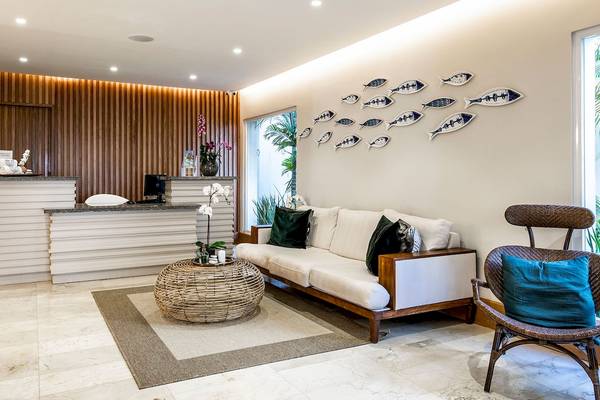 Empfangsbereich des Sunscape Coco Punta Cana Hotels mit weißem Sofa, Tisch und Dekorationen.