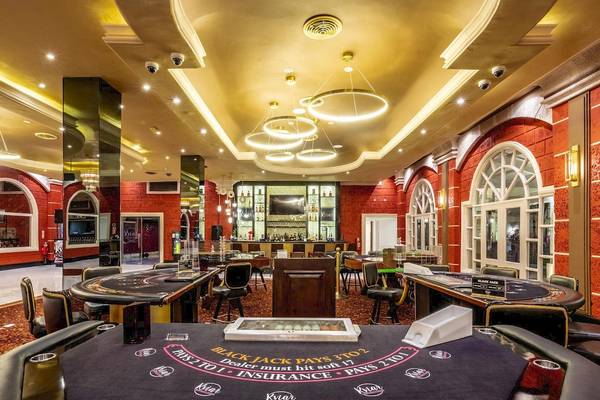 Spielbereich im Casino des Sunscape Coco Punta Cana Hotels mit Blackjack-Tischen und gedimmten Lichtern.