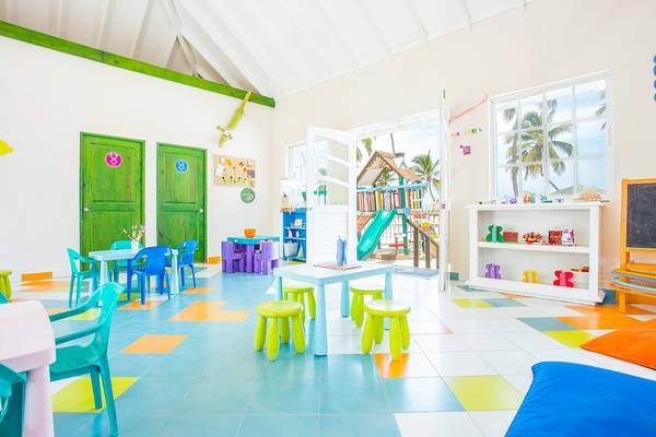 Kinderzimmer im Sunscape Coco Punta Cana mit farbenfrohen Möbeln und Spielzeug.