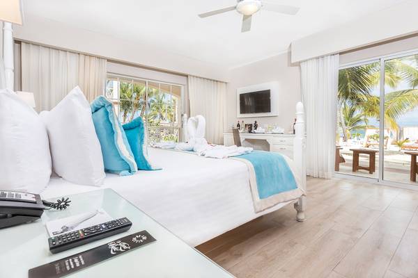Luxuriöses Hotelzimmer im Sunscape Coco Punta Cana mit Blick auf den Ozean.