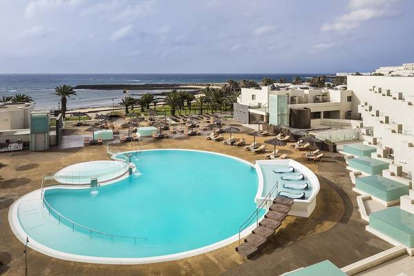 HD Beach Resort Außenbereich mit Pool und Meerblick