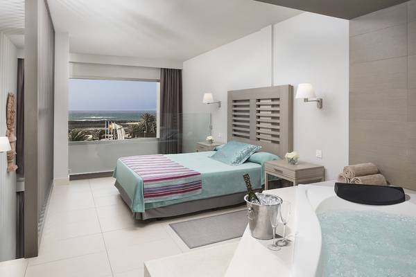 Suite im HD Beach Resort mit Blick auf das Meer und ein Jacuzzi.
