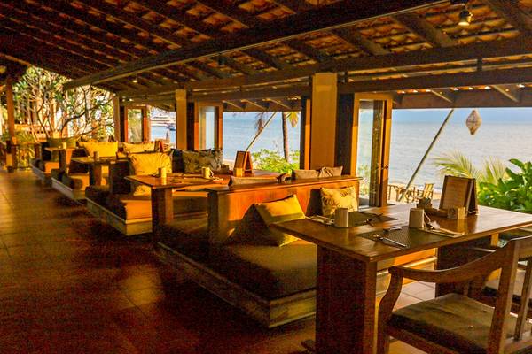 Innenbereich des Saree Samui Resorts, Restaurant mit Blick auf das Meer.