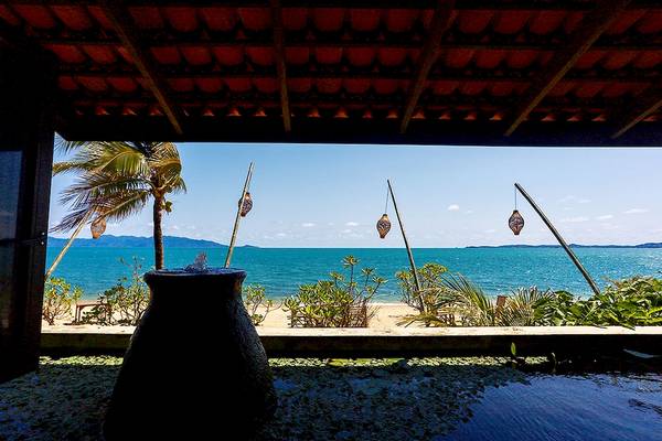Aussicht von der Terrasse des Saree Samui Resorts auf einen Strand mit Palmen und Wasser