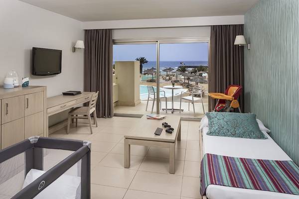 HD Beach Resort Hotelzimmer mit Blick auf den Pool und den Ozean.
