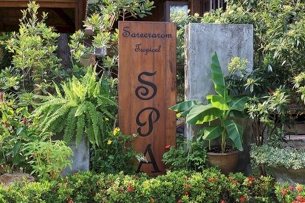 Tropisches Spa Schild im Saree Samui Resort Garten