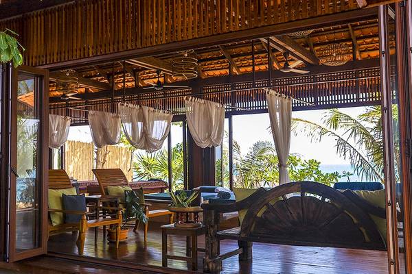 Innenbereich des Saree Samui Resorts mit Blick auf die Terrasse und das Meer