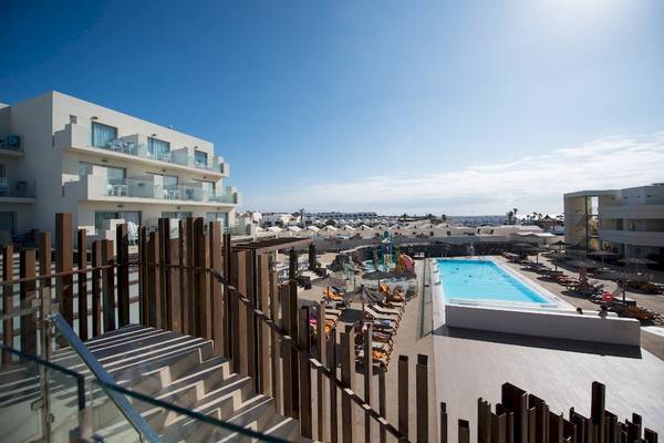 Aussenbereich des HD Beach Resorts mit Swimmingpool und Sonnenliegen