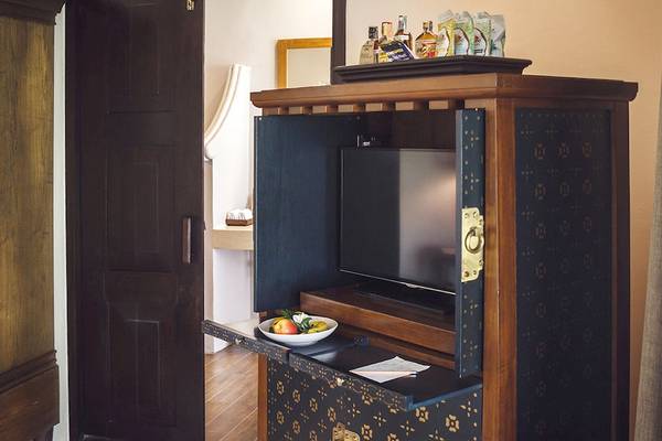 Fernseher in einem Schrank im Saree Samui Resort Zimmer