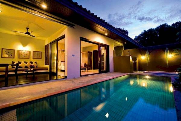 Nachtansicht einer Villa mit Swimmingpool im Saree Samui Resort.