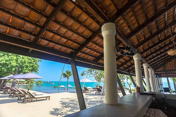 Blick auf den Strand-Loungebereich des Saree Samui Resorts mit Sonnenliegen und Schirmen.