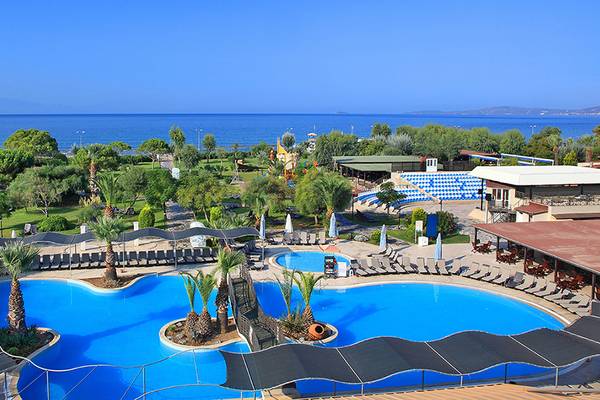 Luftaufnahme des Club Yali Hotels & Resorts mit Swimmingpool, Liegestühlen und Meerblick.