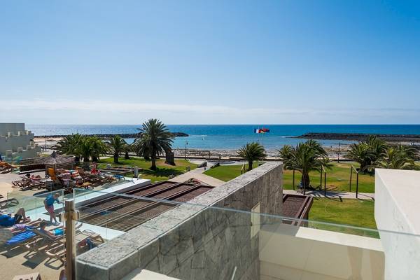 Aussicht von der Terrasse des HD Beach Resorts auf die Poollandschaft und den Ozean